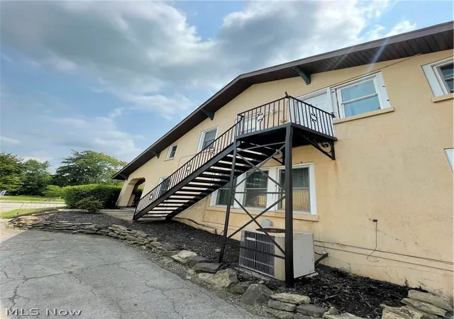 Listing Photo 2 - Condo for sale in building located at 162 Belvedere Ave SE, Warren, OH 44483 - Unit #