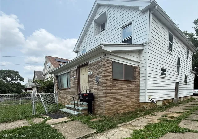 Photo 2 of Single family home for sale at 813 Beardsley St, Akron, OH 44311 | MLS# 5231750 | Listing updated on 2026-08-22