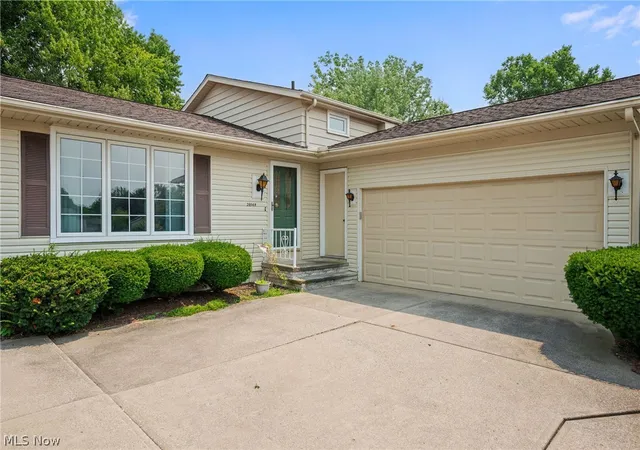 2nd image of 20548 Holly Cir, Strongsville, OH 44149 | MLS# 5231676