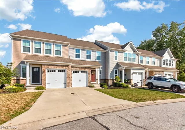 Listing Photo 5 - Condo for sale in building located at 1195 Mdw Run, Akron, OH 44321
