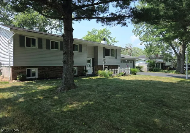 Photo 2 of Sale Pending at 1000 Navajo Trl, Macedonia, OH 44056 | MLS# 5231923 | Listing updated on 2026-08-10