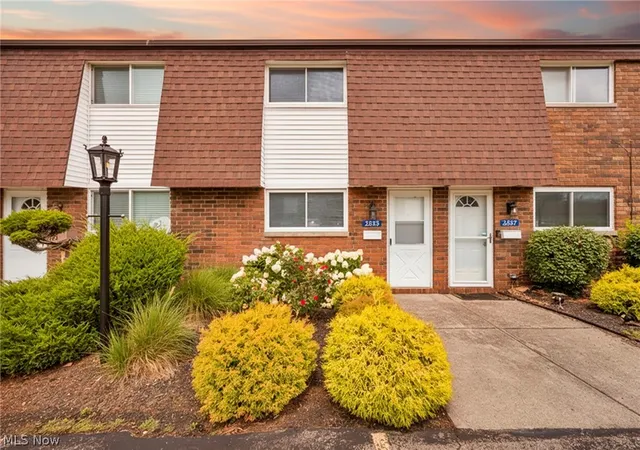 Listing Photo 3 - Condo for sale in building located at 2555 Shakespeare Ln, Avon, OH 44011