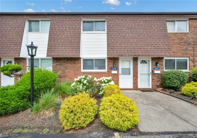 Listing Photo 5 - Condo for sale in building located at 2555 Shakespeare Ln, Avon, OH 44011