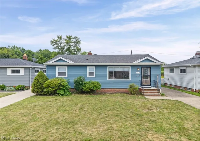 3rd image of 260 Deborah Ln, Bedford, OH 44146 | MLS# 5231547