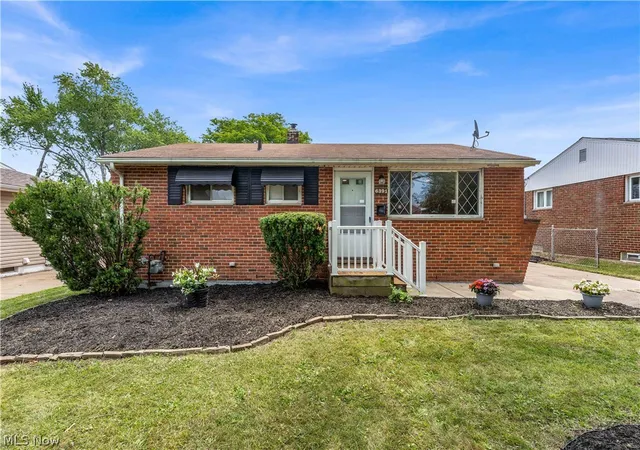 3rd image of 6391 Sandfield Dr, Brook Park, OH 44142 | MLS# 5230956
