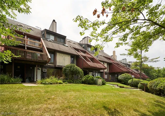 2nd image of 1609 Treetop Trl, Akron, OH 44313