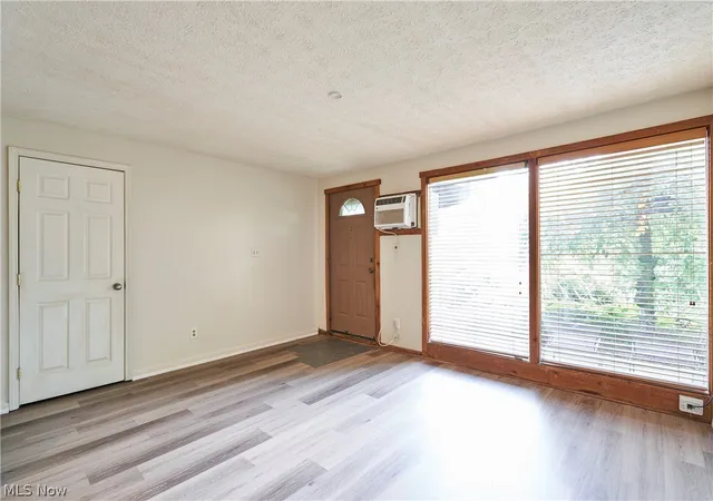3rd image of 1609 Treetop Trl, Akron, OH 44313