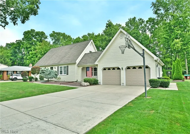2nd image of 224 Old Oak Dr, Cortland, OH 44410 | MLS# 5232362