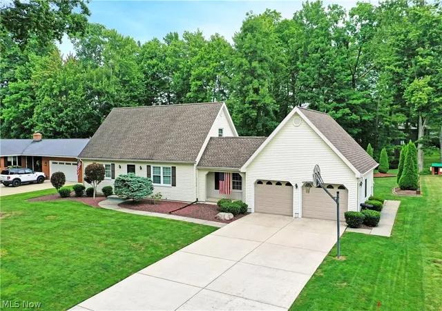 3rd image of 224 Old Oak Dr, Cortland, OH 44410 | MLS# 5232362