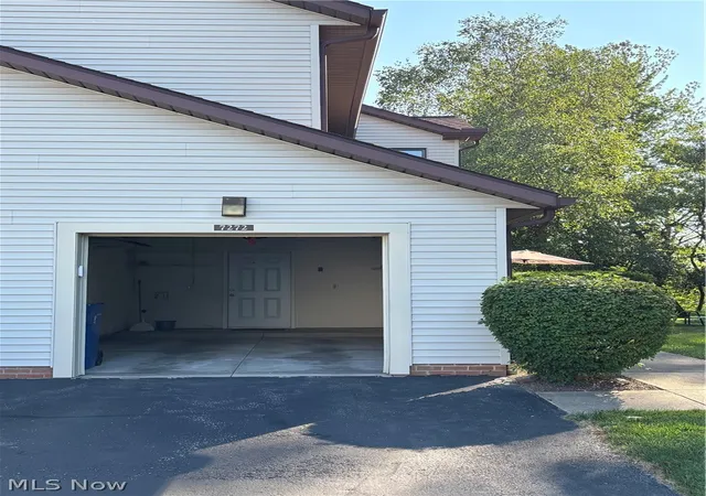 Listing Photo 2 - Condo for sale in building located at 7272 Vlg Dr, Concord, OH 44060 - Unit #