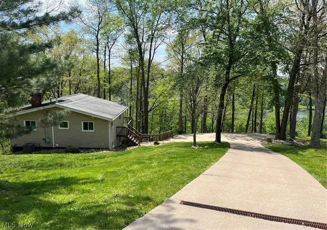 Photo 4 of Single family home for sale at 195 Oneida Trl, Malvern, OH 44644 | MLS# 5232659 | Listing updated on 2026-09-21