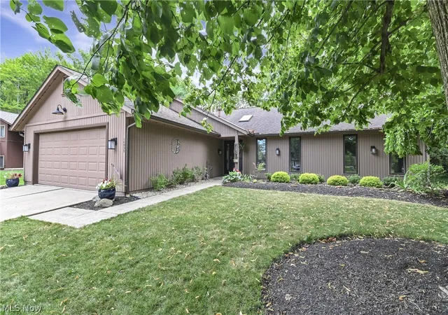 2nd image of 14855 Hartford Trl, Strongsville, OH 44136 | MLS# 5209733