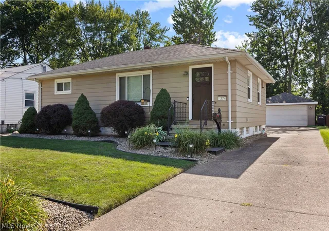 3rd image of 374 White Oak Dr, Elyria, OH 44035 | MLS# 5232558