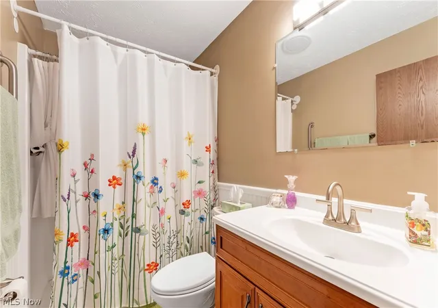 Listing Photo 2 - Condo for sale in building located at 900 Pearson Cir, Youngstown, OH 44512 - Unit #1