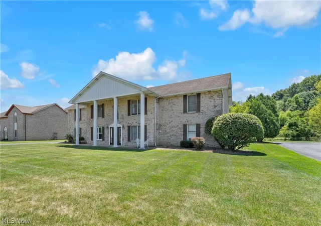 Listing Photo 3 - Condo for sale in building located at 900 Pearson Cir, Youngstown, OH 44512 - Unit #1