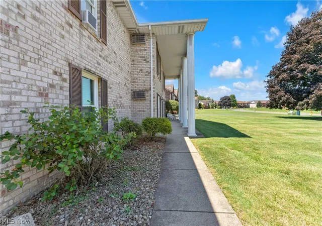 Listing Photo 5 - Condo for sale in building located at 900 Pearson Cir, Youngstown, OH 44512 - Unit #1