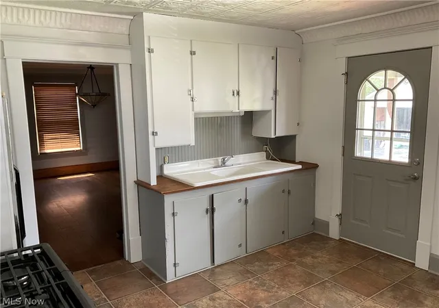 Photo 3 of Single family home for sale at 110 Bentley St, Hubbard, OH 44425 | MLS# 5232500 | Listing updated on 2026-09-24