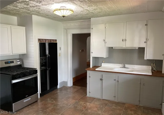 Photo 4 of Single family home for sale at 110 Bentley St, Hubbard, OH 44425 | MLS# 5232500 | Listing updated on 2026-09-24