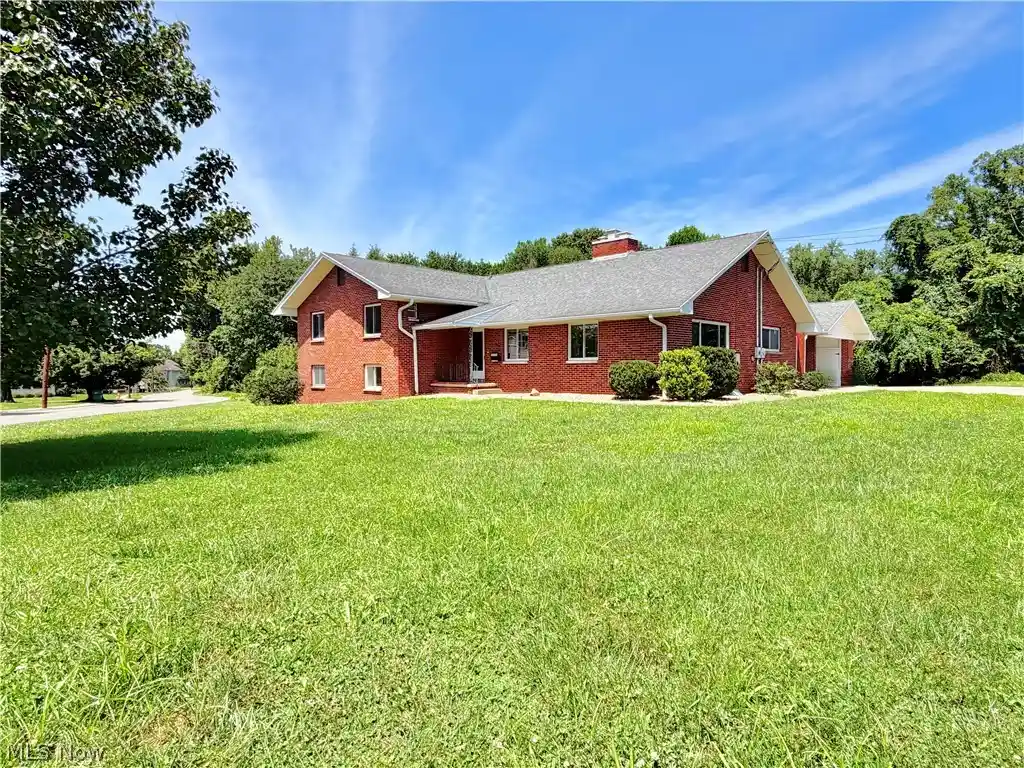 Photo 1 of Single family home for sale at 961 Lakeview Dr, Parkersburg, WV 26104 | MLS# 5232505 | Listing updated on 2026-10-11