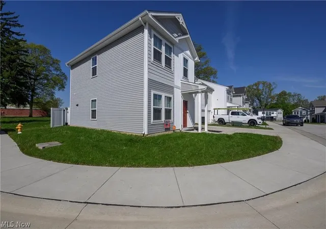 Photo 3 of Single family home for sale at 460 Auld Farm Cir, Akron, OH 44320 | MLS# 5232787 | Listing updated on 2026-08-01
