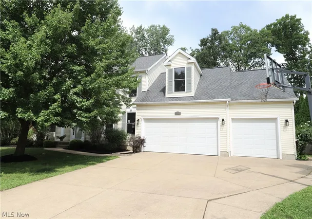 Photo 2 of Single family home for sale at 1100 Dover Dr, Medina, OH 44256 | MLS# 5232980 | Listing updated on 2026-08-24