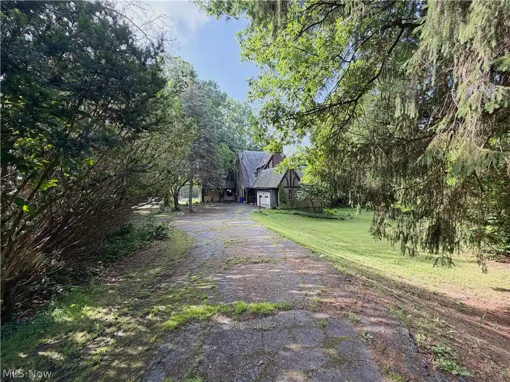 Photo 1 of Single family home for sale at 946 Park Blvd W, East Liverpool, OH 43920 | MLS# 5232449 | Listing updated on 2026-10-19