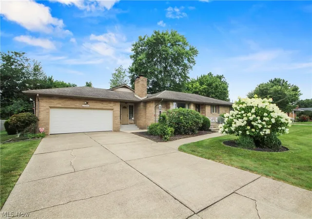 Photo 2 of Single family home for sale at 2494 Ardenwood Pl, Youngstown, OH 44515 | MLS# 5232285 | Listing updated on 2026-08-31