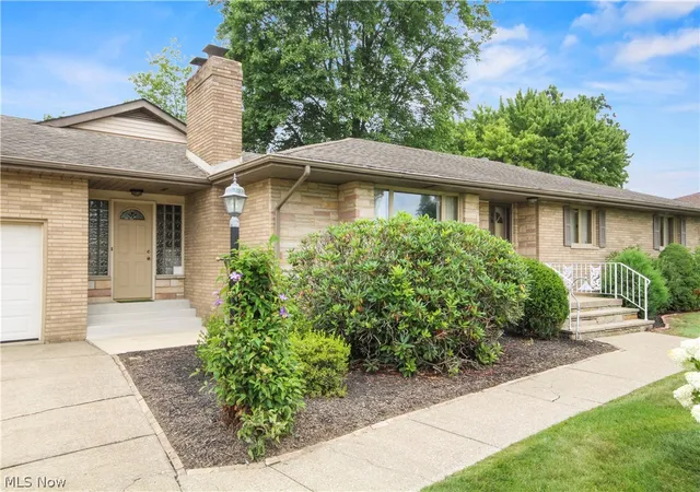 Photo 3 of Single family home for sale at 2494 Ardenwood Pl, Youngstown, OH 44515 | MLS# 5232285 | Listing updated on 2026-08-31