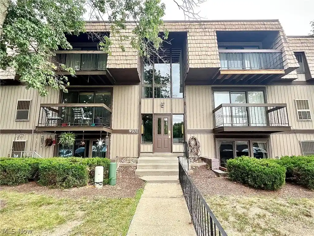 Listing Photo 1 - Condo for sale in 9701 Sunrise Blvd located at 9701 Sunrise Blvd, North Royalton, OH 44133 - Unit #L28