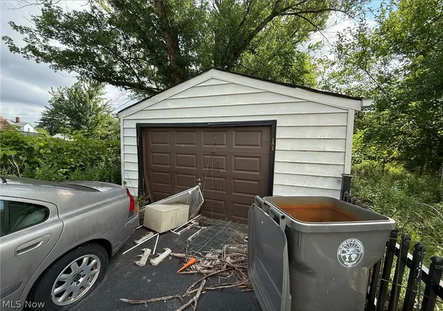 Photo 2 of Single family home for sale at 2731 Jean St, Youngstown, OH 44502 | MLS# 5233069 | Listing updated on 2026-08-02