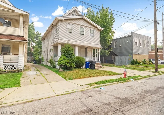 Listing Photo 3 - Condo for sale in building located at 2231 W 105th St, Cleveland, OH 44102