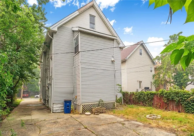 Listing Photo 5 - Condo for sale in building located at 2231 W 105th St, Cleveland, OH 44102