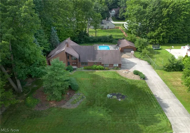 Photo 2 of Single family home for sale at 1190 Trails Edge Dr, Hubbard, OH 44425 | MLS# 5225517 | Listing updated on 2026-08-25