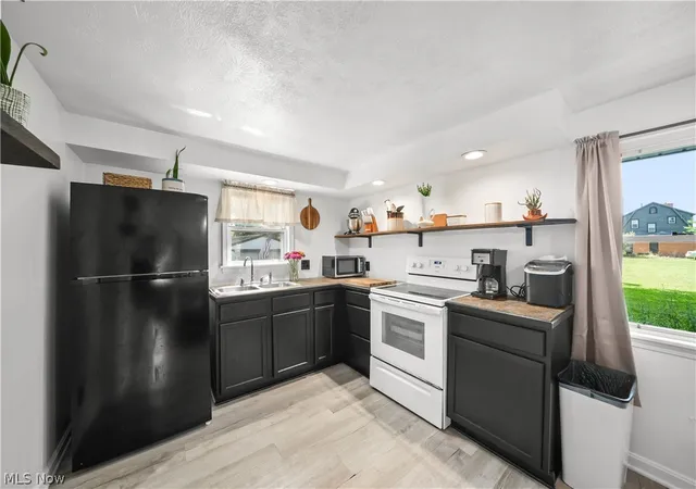 Photo 2 of Sale Pending at 592 Braceville Robinson Rd Nw, Newton Falls, OH 44444 | MLS# 5231176 | Listing updated on 2026-08-21