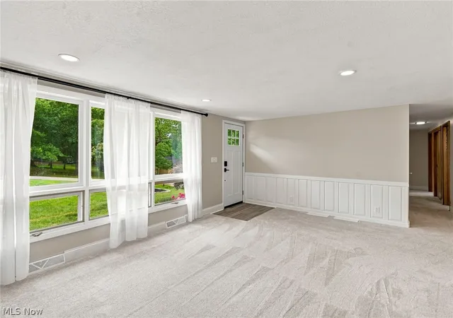 Photo 3 of Single family home for sale at 935 Blossom Ln, Zanesville, OH 43701 | MLS# 5233183 | Listing updated on 2026-10-07