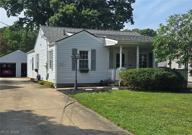 Photo 2 of Sale Pending at 1390 Patchen Ave Se, Warren, OH 44484 | MLS# 5229686 | Listing updated on 2026-08-25