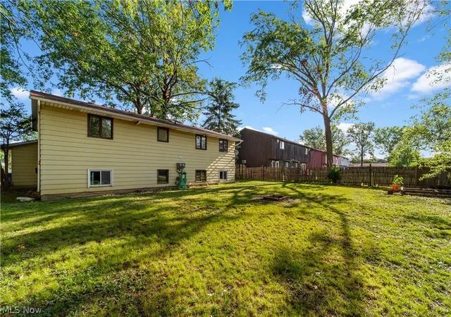 Listing Photo 2 - Condo for sale in building located at 1423 Shaffer, Lorain, OH 44053 - Unit #
