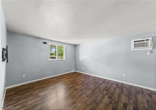 Listing Photo 3 - Condo for sale in building located at 1423 Shaffer, Lorain, OH 44053