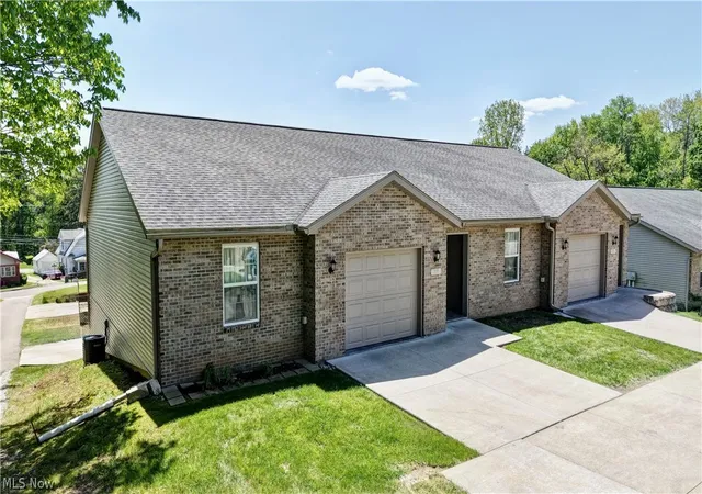 Listing Photo 3 - Condo for sale in building located at 213 Knollton Dr, Millersburg, OH 44654