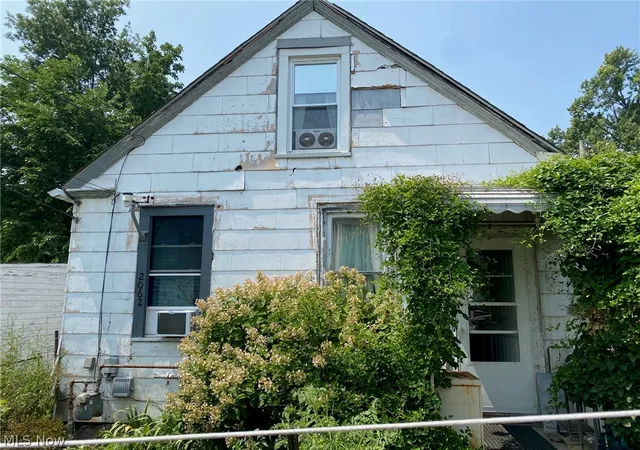 Photo 3 of House for sale at 2060 W 44th Street, Cleveland, OH 44113 | MLS# 5233813 | Listing updated on 2026-09-01