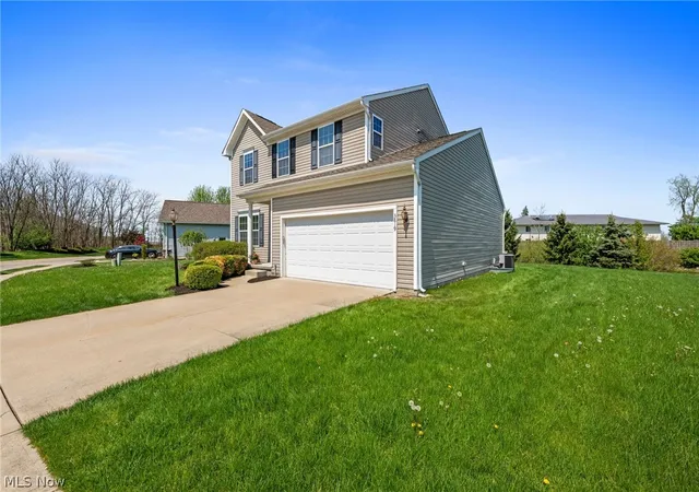 Photo 3 of Single family home for sale at 3819 Arcadia Cir, Willoughby, OH 44094 | MLS# 5234186 | Listing updated on 2026-08-28