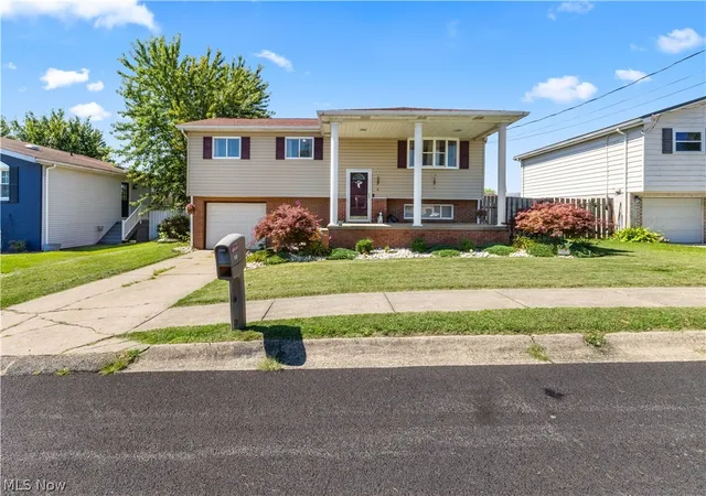 Photo 2 of Single family home for sale at 118 Arena Dr, Weirton, WV 26062 | MLS# 5233745 | Listing updated on 2026-08-20