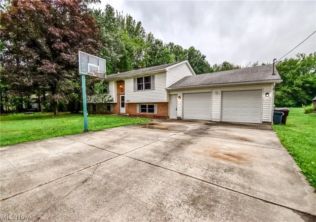 Photo 2 of Single family home for sale at 6487 Shafer Rd Nw, Warren, OH 44481 | MLS# 5234250 | Listing updated on 2026-09-23