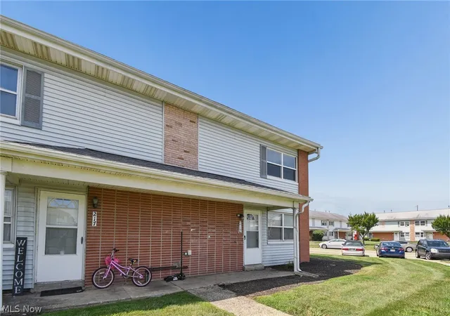Listing Photo 4 - Condo for sale in building located at 219 Buckeye Cir, Columbus, OH 43217