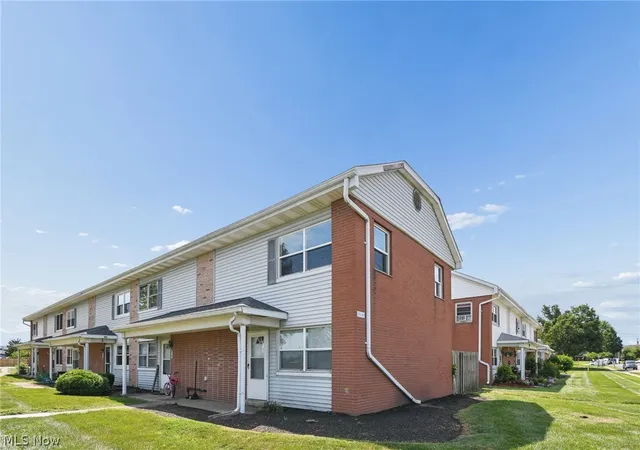 Listing Photo 5 - Condo for sale in building located at 219 Buckeye Cir, Columbus, OH 43217