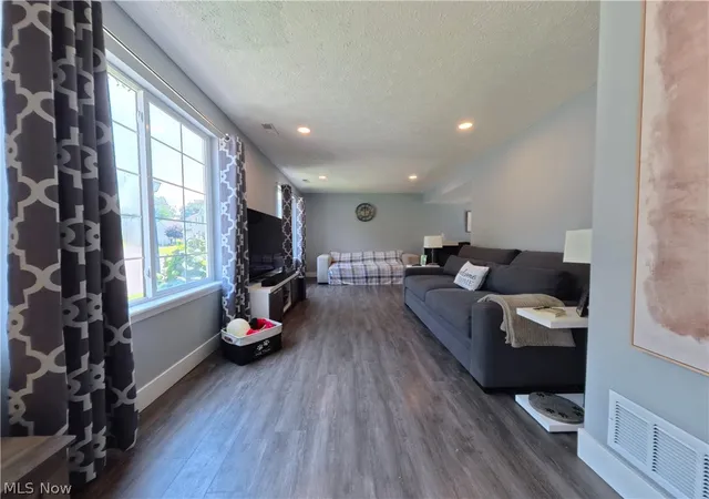 Photo 3 of Sale Pending at 1271 Oxford Cir, Green, OH 44312 | MLS# 5234332 | Listing updated on 2026-08-09