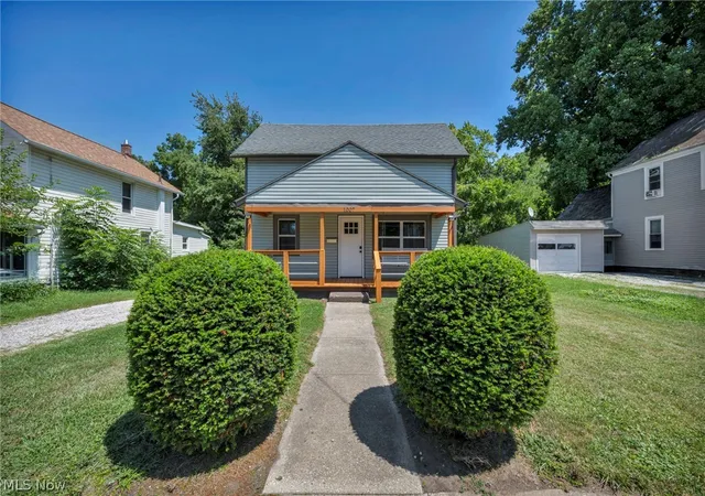 Photo 2 of Single family home for sale at 1007 Lake Ave, Elyria, OH 44035 | MLS# 5233638 | Listing updated on 2026-10-07