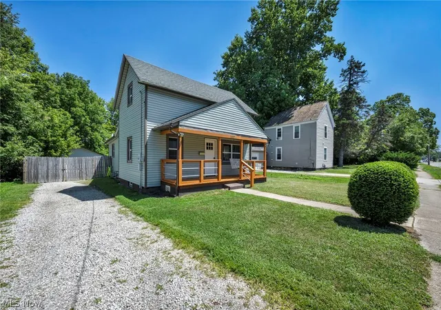 Photo 3 of Single family home for sale at 1007 Lake Ave, Elyria, OH 44035 | MLS# 5233638 | Listing updated on 2026-10-07