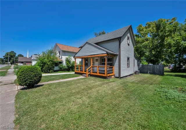 Photo 3 of Single family home for sale at 1007 Lake Ave, Elyria, OH 44035 | MLS# 5233638 | Listing updated on 2026-10-07