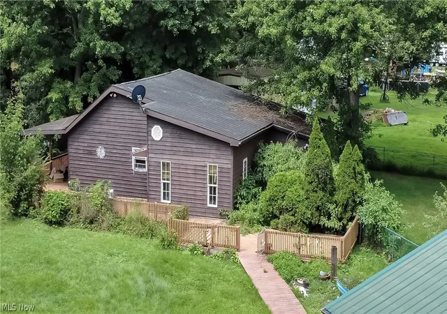 Photo 1 of Single family home for sale at 825 Hannaman, Elizabeth, WV 26143 | MLS# 5234619 | Listing updated on 2026-10-07